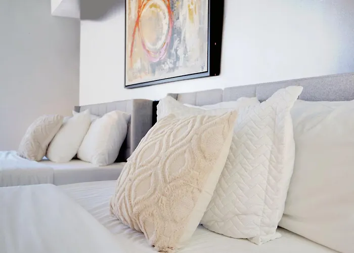 2 Bed Condo, Queen Sofa Bed Brickell, Free Parking, Pool, Gym